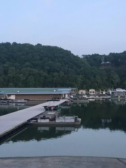 Driftwood Cottage With Hot Tub On Lake Cumberland Russell Springs 外观 照片